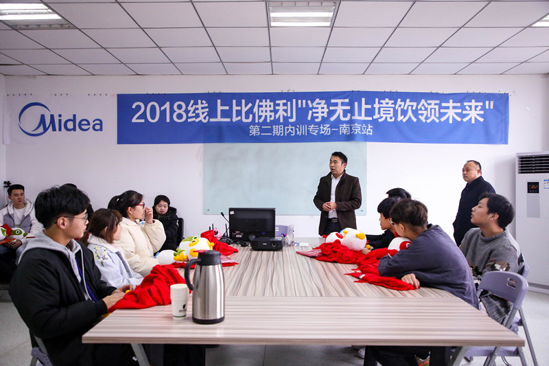 加強(qiáng)就業(yè)畢業(yè)生回訪，促進(jìn)校企合作渠道拓展