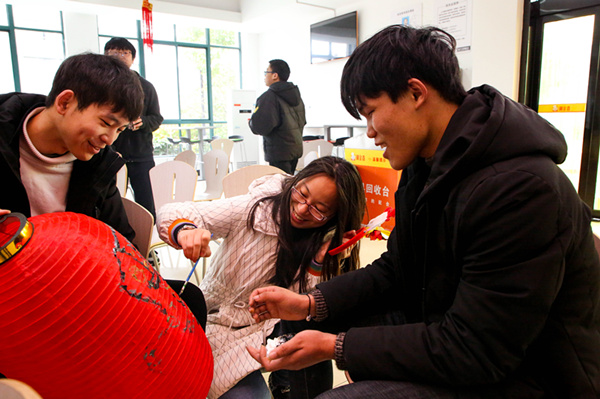 猜燈謎，鬧元宵—南京新華不一樣的元宵節(jié)