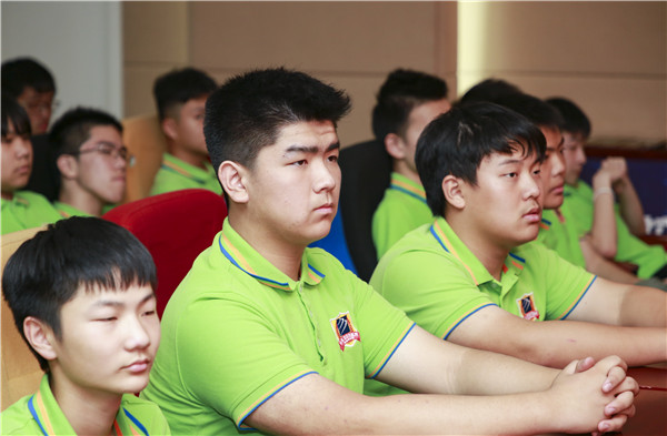 南京新華第二期新生青訓(xùn)營之校紀(jì)校規(guī)教育：強(qiáng)校規(guī)，名紀(jì)律