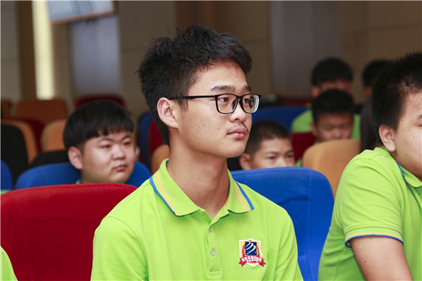 南京新華第二期新生青訓(xùn)營之校紀(jì)校規(guī)教育：強(qiáng)校規(guī)，名紀(jì)律