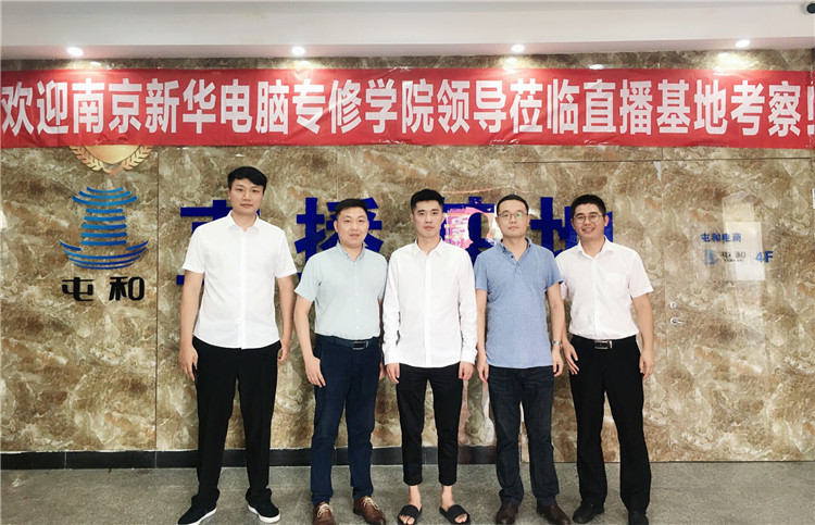 【讓蝴蝶飛過滄?！坎┞動谛氯A，耀眼于藍天