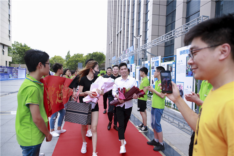 【讓蝴蝶飛過滄海】博聞于新華，耀眼于藍天