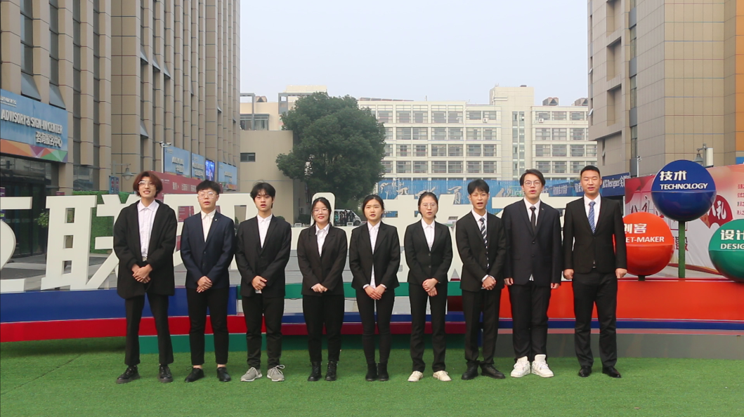 你看！他們代表學校去參加全國互聯網職業(yè)技能大賽了耶！