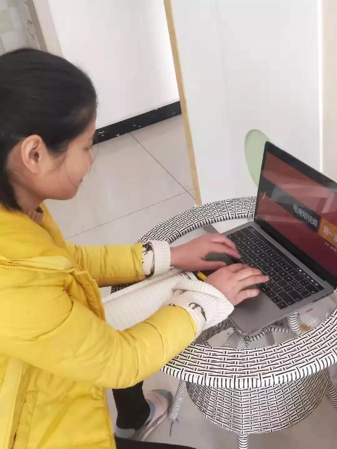 停課不停學(xué)，“云學(xué)習(xí)”開(kāi)啟，看新華老師都在哪里備課