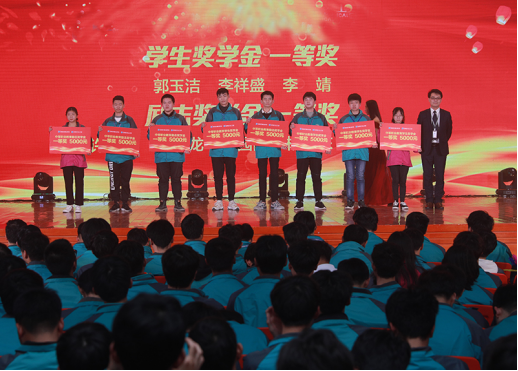 新華電腦教育：帶薪實訓，邊拿薪水邊學習