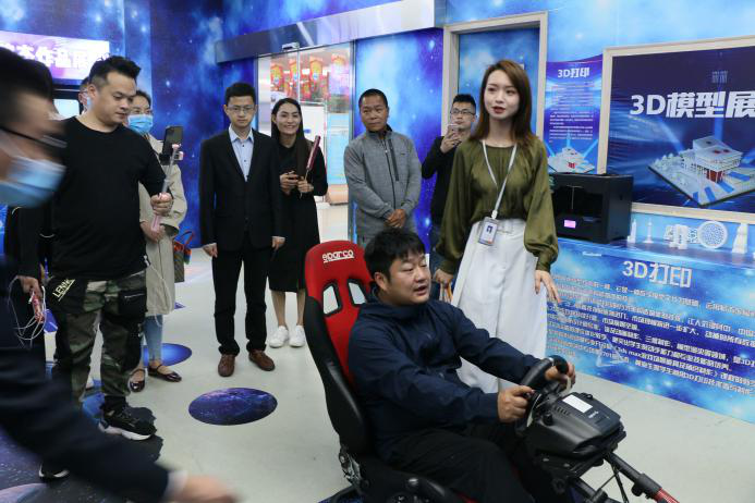 抖音達(dá)人石榴哥化身嗨學(xué)體驗(yàn)官，空降新華引爆直播間