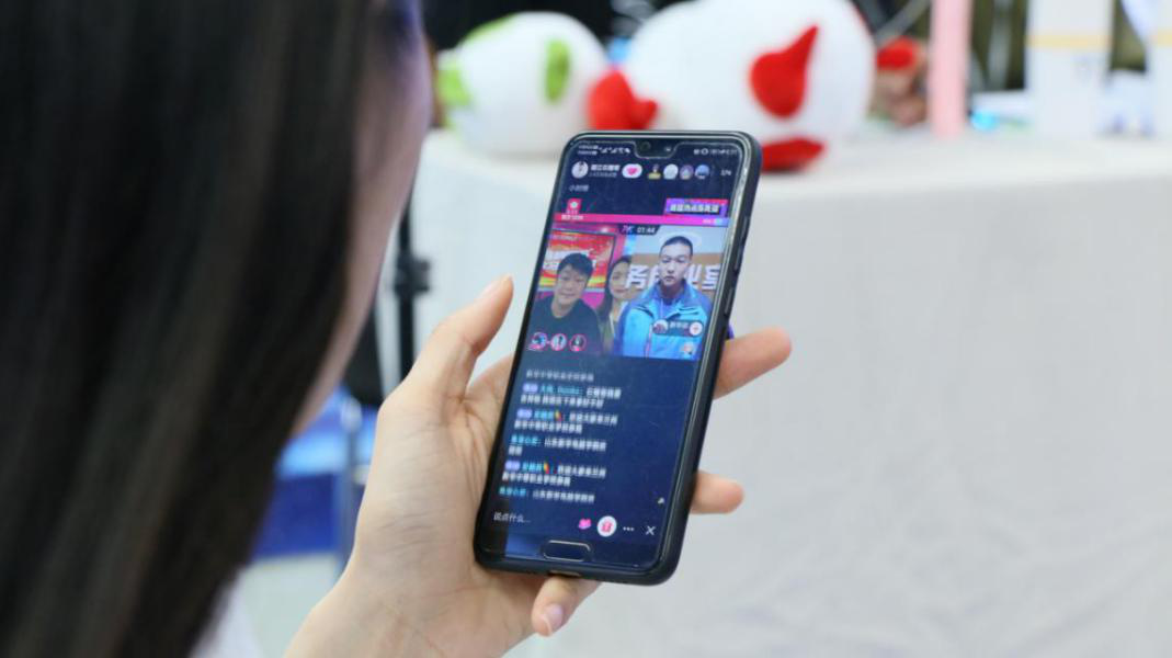 燃爆！麗江石榴哥現場連麥新華電商<a href=http://njxh.cn target=_blank class=infotextkey>專業(yè)</a>學子