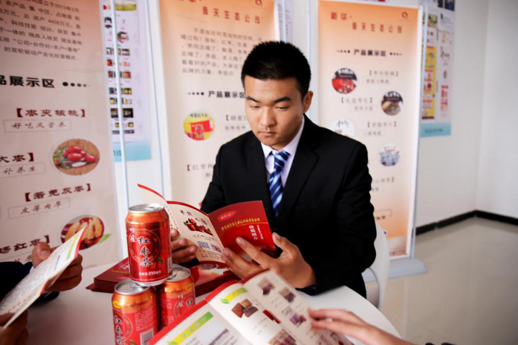 燃爆！麗江石榴哥現場連麥新華電商<a href=http://njxh.cn target=_blank class=infotextkey>專業(yè)</a>學子