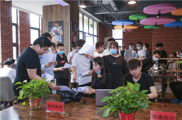 就業(yè)保障丨千企萬崗進(jìn)校園，助力學(xué)子精準(zhǔn)就業(yè)！