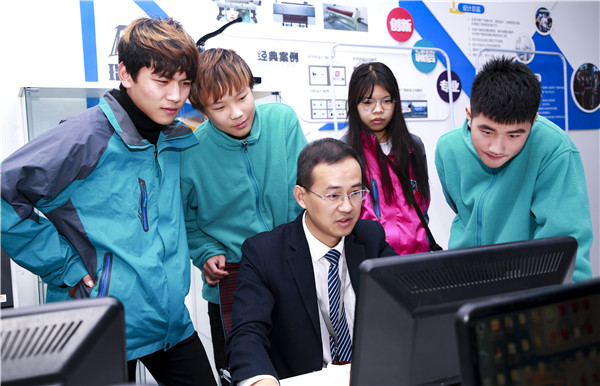 初<a href=http://njxh.cn target=_blank class=infotextkey>高中</a>畢業(yè)學(xué)技術(shù)選<a href=http://njxh.cn target=_blank class=infotextkey>專業(yè)</a>，什么行業(yè)有前景？