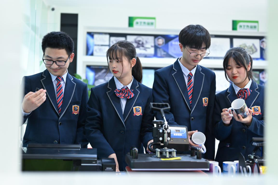 來(lái)新華學(xué)技術(shù)，技能+學(xué)歷+就業(yè)，多重保障！