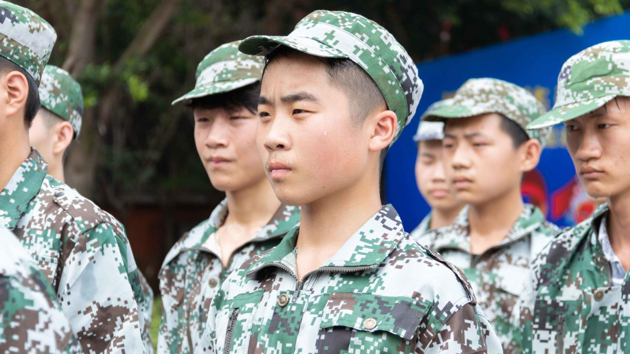 新華“三教三訓(xùn)”之軍訓(xùn)|揮灑汗水書寫迷彩青春！