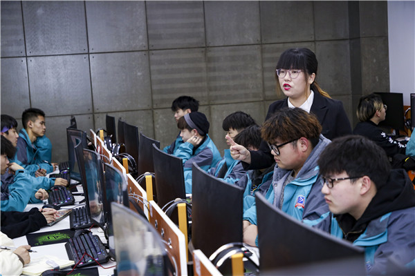 大學(xué)生也要“回爐”學(xué)技術(shù)，你還在看不起職校？