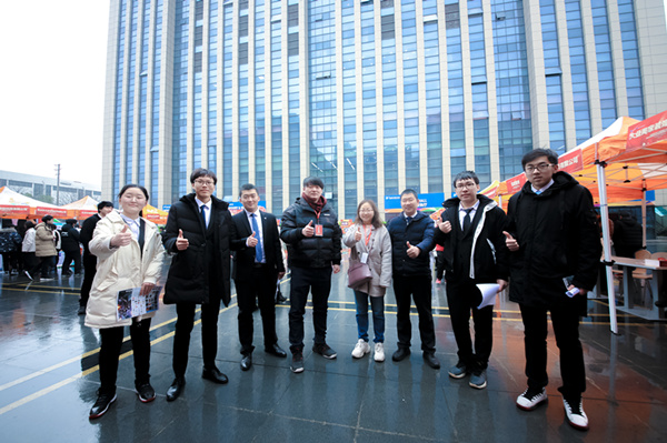 初<a href=http://njxh.cn target=_blank class=infotextkey>高中</a>畢業(yè)學什么好？