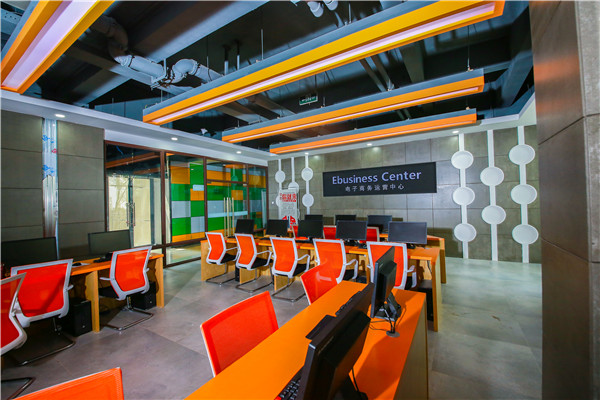 初<a href=http://njxh.cn target=_blank class=infotextkey>高中</a>畢業(yè)，應(yīng)該學(xué)什么？去哪里學(xué)？