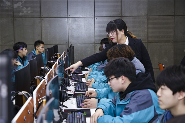 初<a href=http://njxh.cn target=_blank class=infotextkey>高中</a>畢業(yè)，應(yīng)該學(xué)什么？去哪里學(xué)？