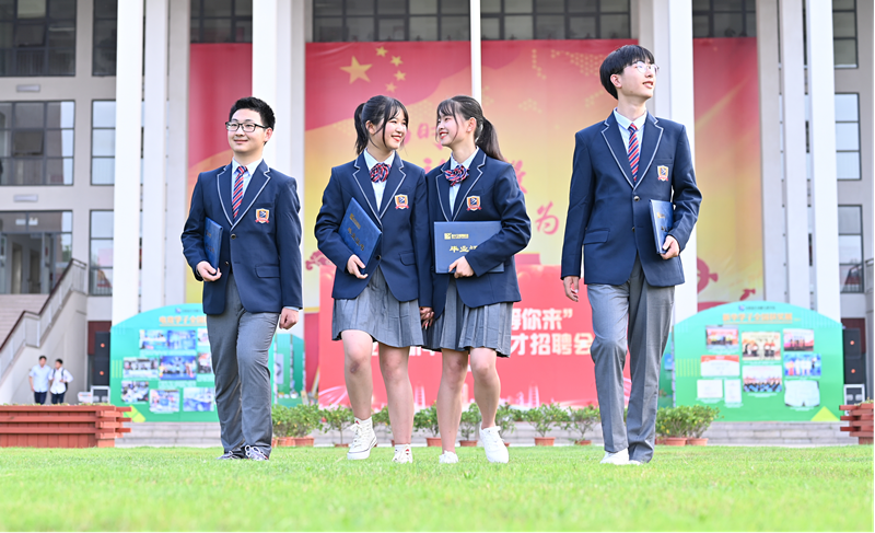 12位學(xué)霸天團(tuán)推薦新華電腦學(xué)校，你不了解一下嗎？