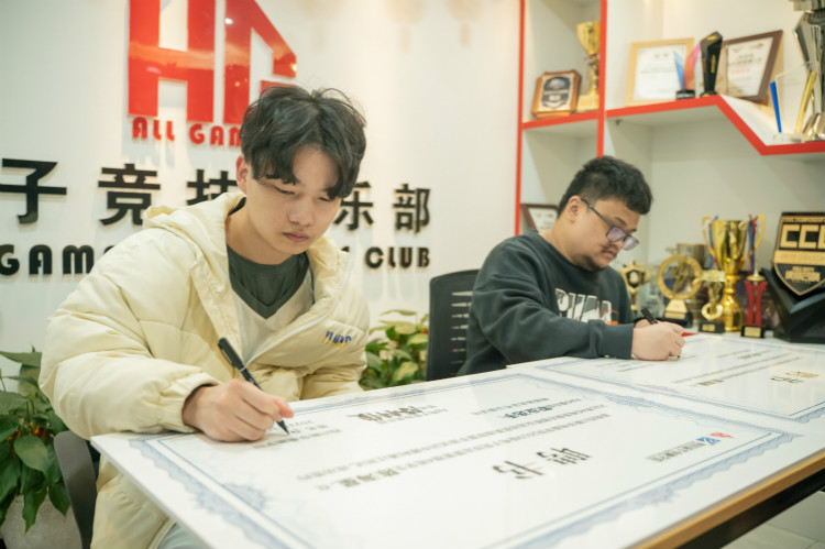 實(shí)力見證！又一新華電腦教育學(xué)子簽約AG俱樂部！