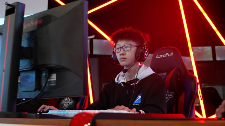 實(shí)力見證！又一新華電腦教育學(xué)子簽約AG俱樂部！