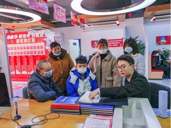 南京新華電腦專修學院330校園專場咨詢?nèi)栈顒映晒εe辦！