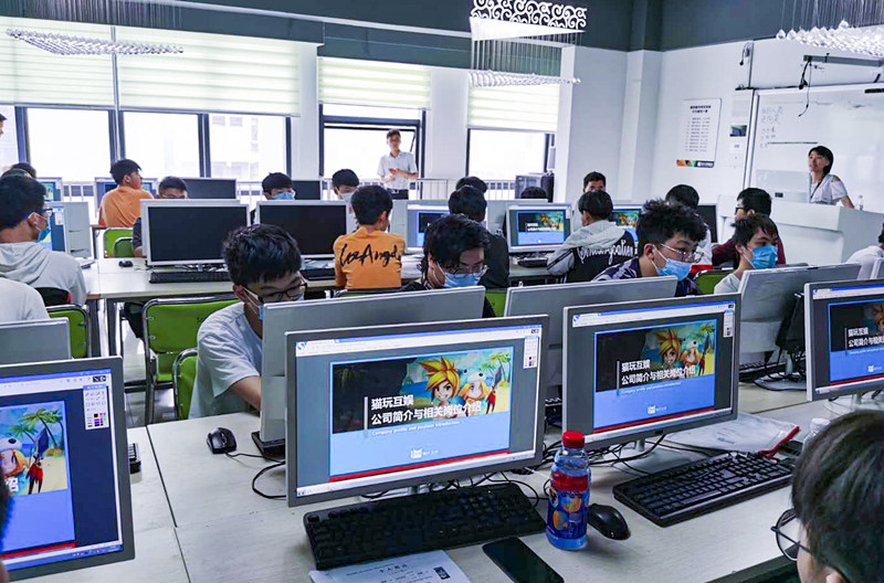 你好，這里是南京新華X-Maker電競學院！