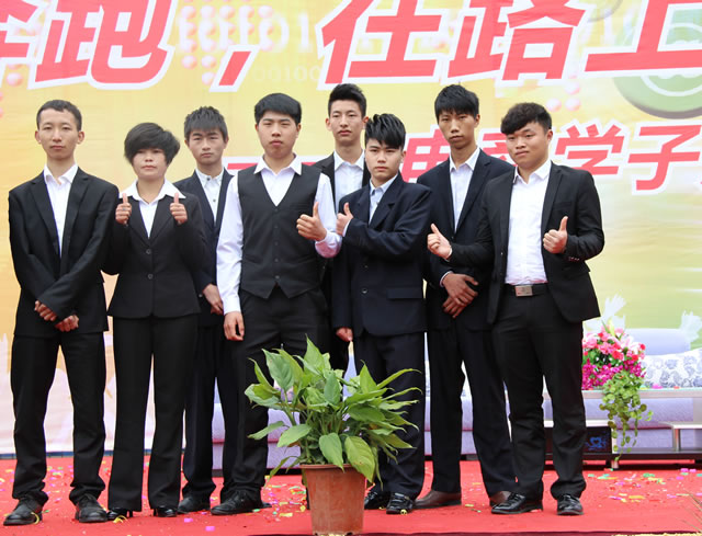 “新華電腦學校就像一座橋，把我和家鄉(xiāng)連接在一起！”