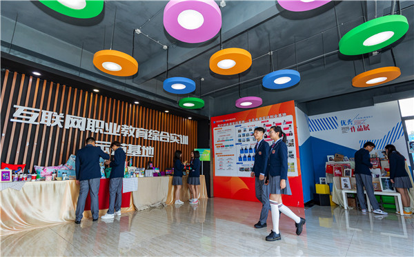 南京新華電腦專修學(xué)院2021年學(xué)費多少？