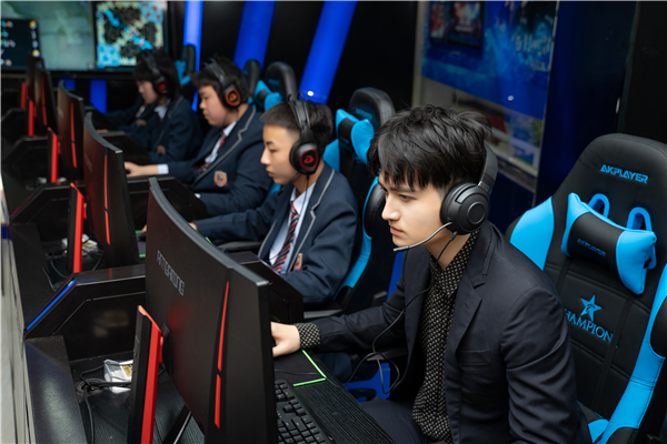 馬可來新華重拾校園生活，青春“競”是精彩！