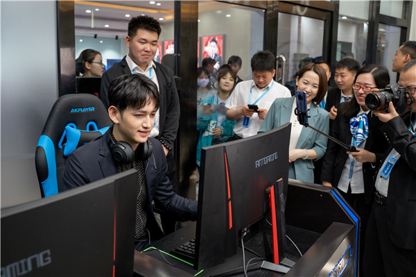 馬可來新華重拾校園生活，青春“競”是精彩！