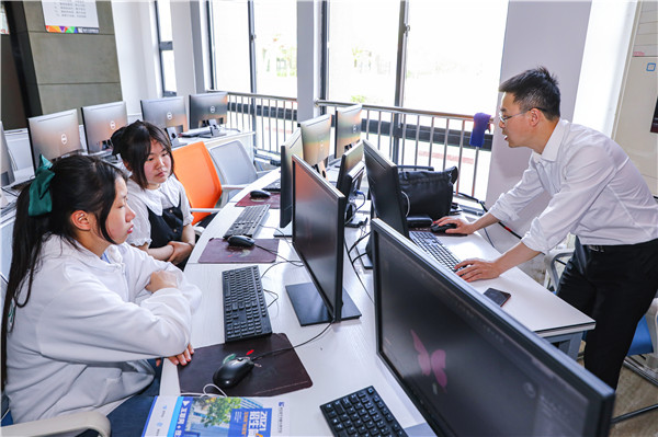 南京新華五一試學(xué)體驗(yàn)周火爆開啟！