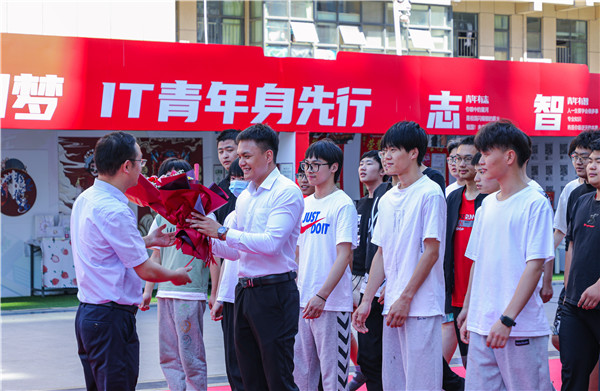 巔峰實習，京彩有你 ——南京新華京東618實習項目總結(jié)與表彰大會圓滿結(jié)束