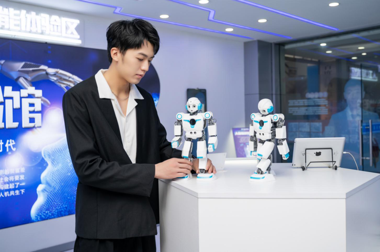 明星帶路|盧東旭探秘校園黑科技，直擊新華硬實力！