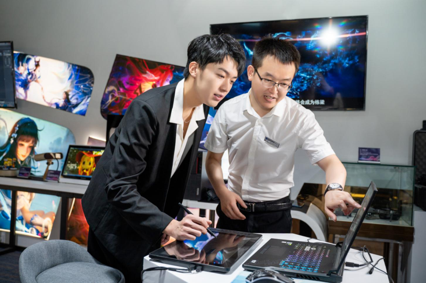 明星帶路|盧東旭探秘校園黑科技，直擊新華硬實力！