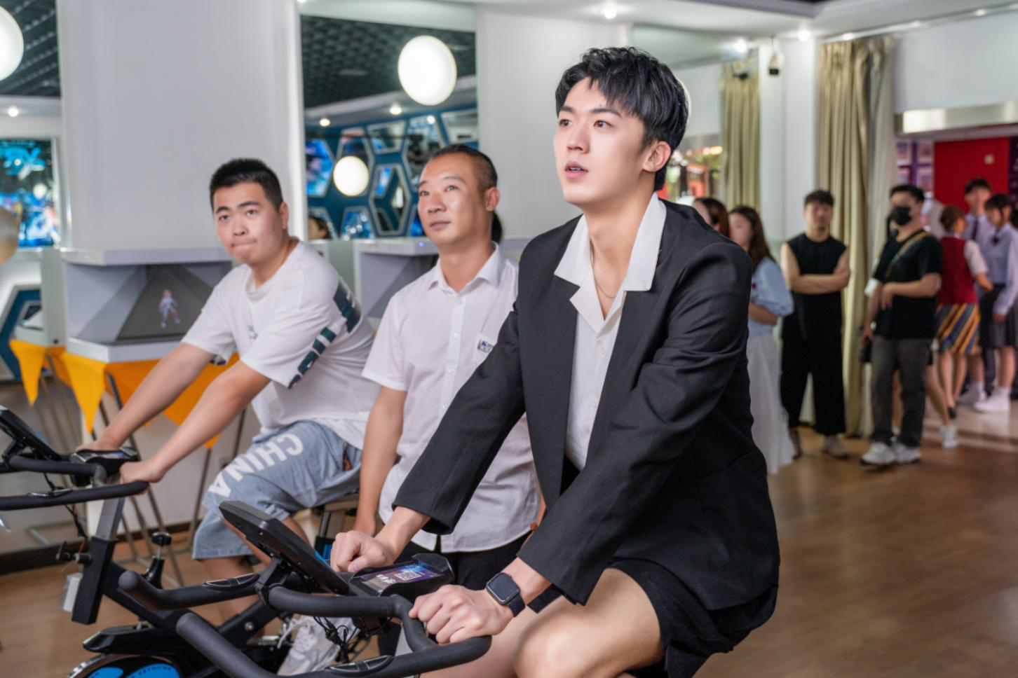 明星帶路|盧東旭探秘校園黑科技，直擊新華硬實力！