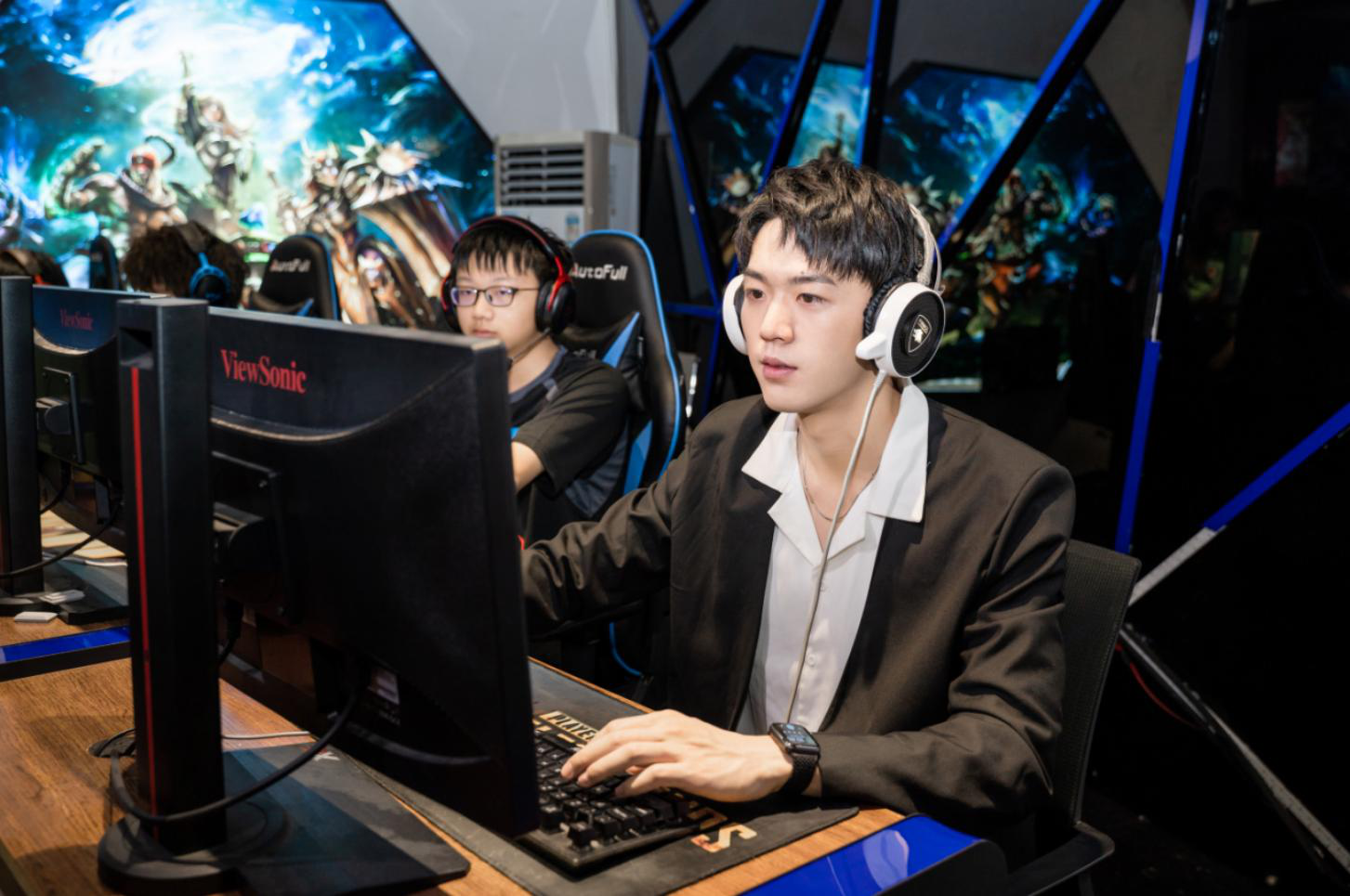 明星帶路|盧東旭探秘校園黑科技，直擊新華硬實力！