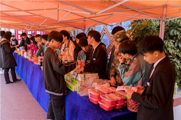 我去，這么多人來新華是干啥？