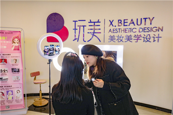 新課堂，迎接新成長|南新新華美妝新生參觀新教室