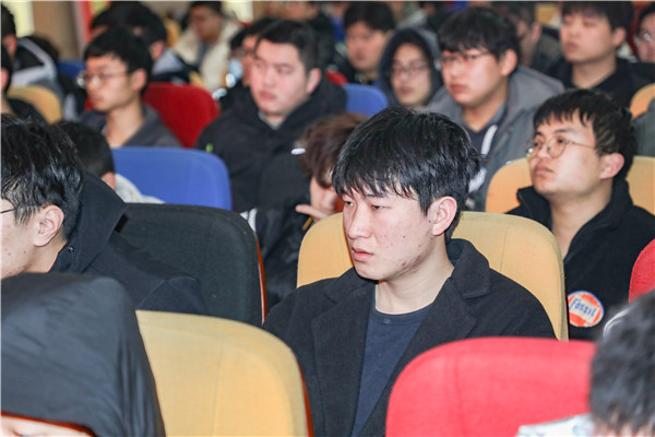 就業(yè)問題是重大的經(jīng)濟社會問題，具有重要性、緊迫性和長期性，“就業(yè)難”成了絕大多數(shù)年輕人心中的困惑。為幫助我校學(xué)生做出清晰明確的就業(yè)規(guī)劃，提高同學(xué)們的就業(yè)競爭力，2022年2月25日上午，南京新華平面設(shè)計的聞繪敏講師于學(xué)術(shù)報告廳為同學(xué)們開展了以“新職業(yè)，新技術(shù)，新青年”為主題的畢業(yè)生職業(yè)規(guī)劃及求職技巧講座。