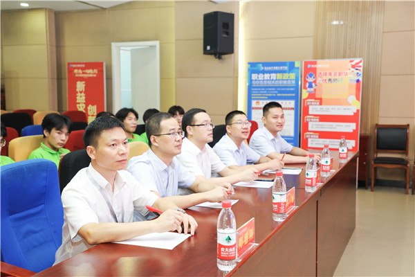 為幫助我校學(xué)生明確職業(yè)生涯規(guī)劃，確定個(gè)人職業(yè)方向，強(qiáng)化職業(yè)規(guī)劃意識(shí)，更好地樹立個(gè)人理想，2022年7月29日，南京新華電腦專修學(xué)校在學(xué)術(shù)報(bào)告廳舉行第十二屆職業(yè)生涯規(guī)劃演講大賽