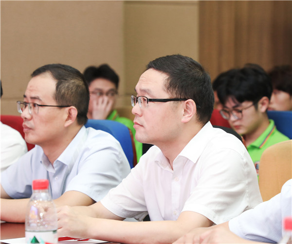 為幫助我校學(xué)生明確職業(yè)生涯規(guī)劃，確定個(gè)人職業(yè)方向，強(qiáng)化職業(yè)規(guī)劃意識(shí)，更好地樹立個(gè)人理想，2022年7月29日，南京新華電腦專修學(xué)校在學(xué)術(shù)報(bào)告廳舉行第十二屆職業(yè)生涯規(guī)劃演講大賽