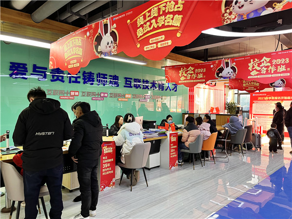 喜迎開(kāi)學(xué) 圓夢(mèng)新華|直擊南京新華火熱報(bào)名現(xiàn)場(chǎng)！