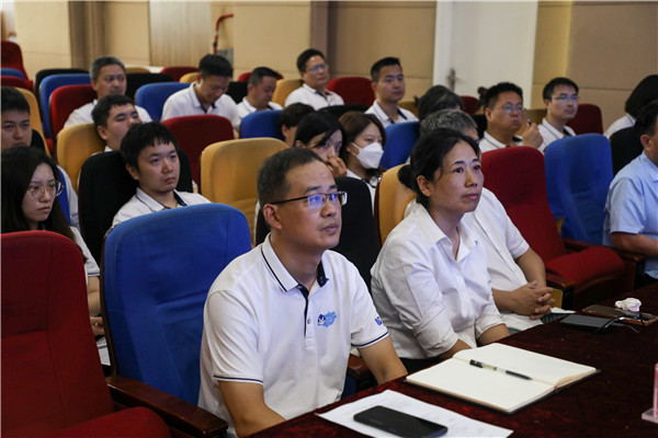 匯聚全國(guó)名師 實(shí)戰(zhàn)練兵分享 新華名師巡講開啟暑期全員“充電”模式