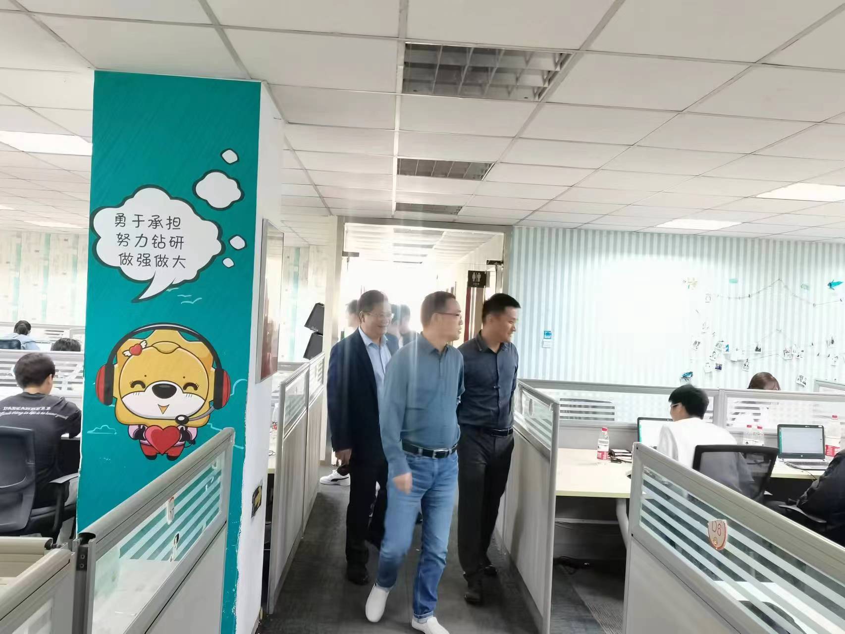 回訪企業(yè)實(shí)習(xí)學(xué)生，關(guān)懷職業(yè)成長(zhǎng)道路