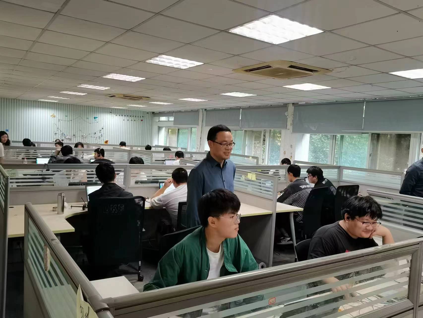 回訪企業(yè)實(shí)習(xí)學(xué)生，關(guān)懷職業(yè)成長(zhǎng)道路