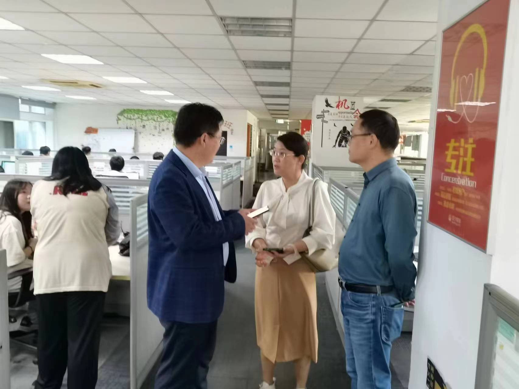 回訪企業(yè)實(shí)習(xí)學(xué)生，關(guān)懷職業(yè)成長(zhǎng)道路