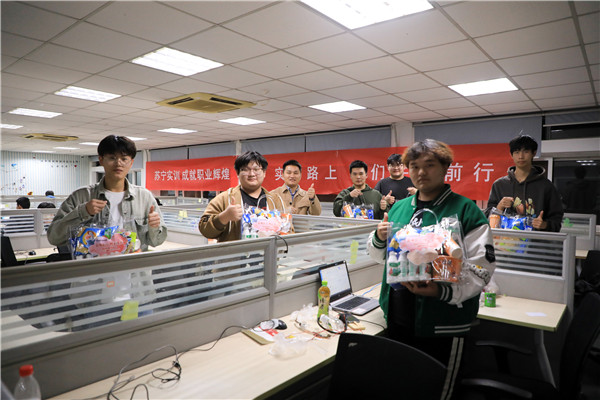 情系實(shí)習(xí)生，慰問(wèn)伴真情——集團(tuán)領(lǐng)導(dǎo)帶隊(duì)赴蘇寧看望慰問(wèn)實(shí)習(xí)學(xué)生