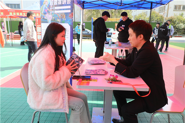 新華筑夢，職贏未來 南京新華2024年春季校園招聘會暨校企融合簽約儀式圓滿舉行