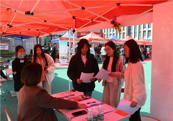 新華筑夢，職贏未來 南京新華2024年春季校園招聘會暨校企融合簽約儀式圓滿舉行