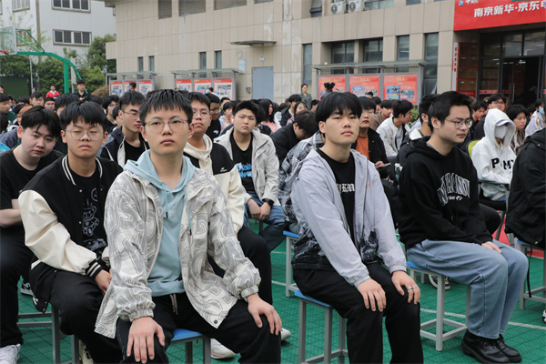 南京新華開(kāi)展“防治校園霸凌，守護(hù)平安校園”主題講座