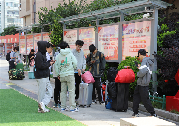 南京新華電腦專修學(xué)校學(xué)生啟程，蘇寧集團(tuán)迎來(lái)新一批實(shí)習(xí)生